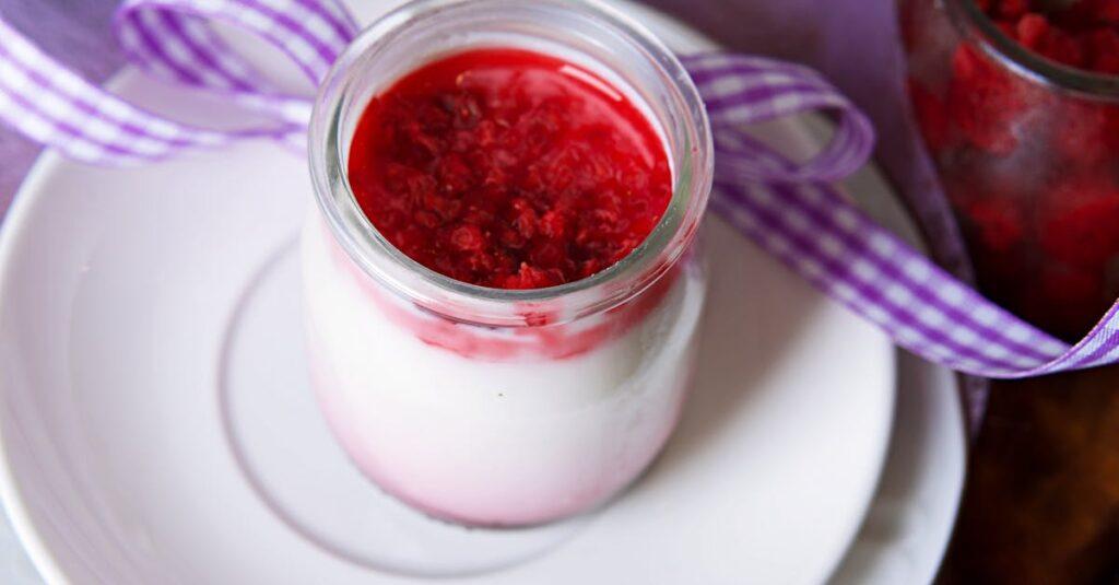 découvrez notre délicieuse recette de panna cotta, un dessert italien crémeux et onctueux, parfait pour séduire vos convives. facile à réaliser, cette douceur se marie à merveille avec des coulis de fruits ou du caramel. régalez-vous !