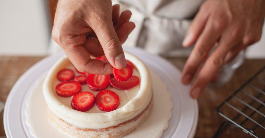 découvrez notre délicieux gâteau aux fraises, un dessert irrésistible qui allie la douceur des fraises juteuses à une texture moelleuse. parfait pour toutes les occasions, ce gâteau est simple à réaliser et ravira les papilles de vos invités. laissez-vous tenter par cette recette fraîche et savoureuse!