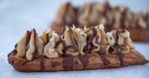 découvrez nos délicieux éclairs au chocolat, de légères pâtisseries enrobées d'un glaçage chocolaté irrésistible. parfaits pour satisfaire vos envies sucrées, ces douceurs élégantes allient texture croustillante et crème onctueuse, un vrai régal pour les amateurs de chocolat.