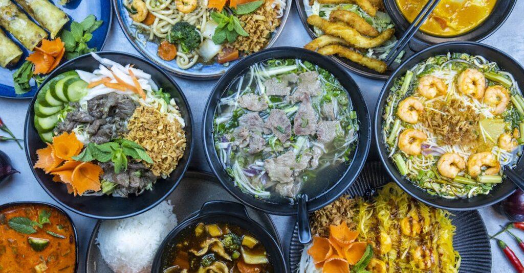 découvrez le délicieux yaki udon, un plat traditionnel japonais à base de nouilles udon sautées, délicatement enrobées d'une sauce savoureuse, accompagné de légumes croquants et de protéines au choix. un véritable régal pour les amateurs de cuisine asiatique!