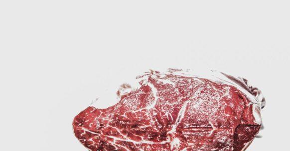 découvrez la savoureuse recette de la carbonade de boeuf, un plat traditionnel de la cuisine belge. cuit lentement dans une sauce riche à base de bière, ce ragoût tendre et réconfortant est parfait pour les soirées en famille. raffiné et facile à préparer, il ravira vos papilles avec ses arômes envoûtants.