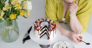 découvrez notre délicieux gâteau au chocolat vegan, moelleux et riche en saveurs, parfait pour satisfaire toutes vos envies de douceurs sans aucun produit d'origine animale. idéal pour les fêtes ou simplement pour se faire plaisir!