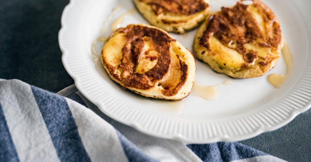 savourez des pancakes aux pommes caramélisées, une délicieuse combinaison de saveurs sucrées et réconfortantes. parfaits pour un petit-déjeuner gourmand ou un brunch entre amis, ces pancakes moelleux sont nappés d'un caramel onctueux qui ravira les papilles des petits comme des grands.