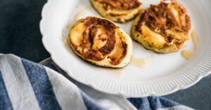 savourez des pancakes aux pommes caramélisées, une délicieuse combinaison de saveurs sucrées et réconfortantes. parfaits pour un petit-déjeuner gourmand ou un brunch entre amis, ces pancakes moelleux sont nappés d'un caramel onctueux qui ravira les papilles des petits comme des grands.