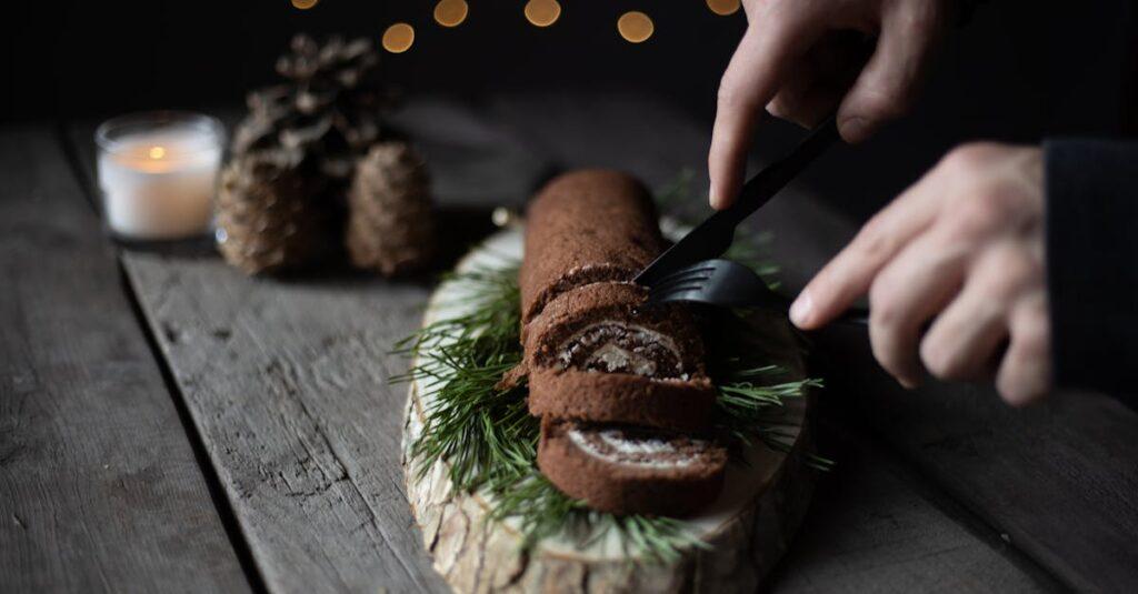 découvrez l'envoûtante bûche de noël, un dessert traditionnel qui émerveille les convives par son goût chocolaté et sa présentation festive. savourez ce délice sucré qui évoque la magie des fêtes et réchauffe les cœurs autour de la table familiale.