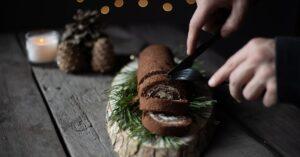 découvrez l'envoûtante bûche de noël, un dessert traditionnel qui émerveille les convives par son goût chocolaté et sa présentation festive. savourez ce délice sucré qui évoque la magie des fêtes et réchauffe les cœurs autour de la table familiale.