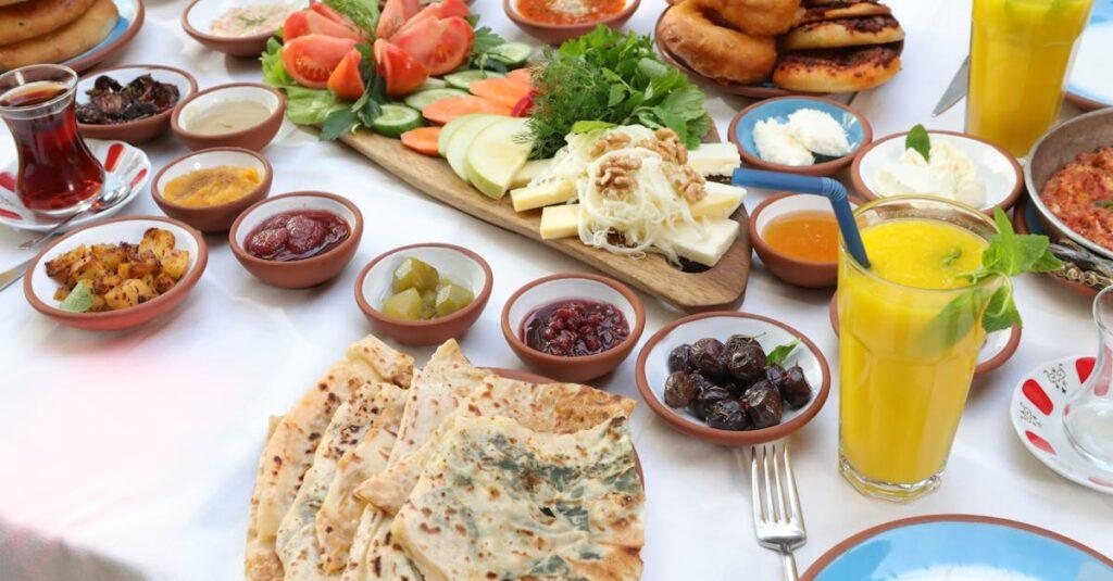 découvrez la recette authentique du tzatziki, une sauce grecque rafraîchissante à base de yaourt, concombre et ail. parfaite pour accompagner des plats méditerranéens ou comme trempette, le tzatziki est un incontournable de la cuisine estivale. apprenez à le préparer facilement chez vous !