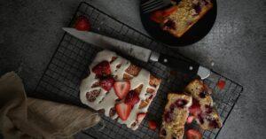 découvrez notre délicieux gâteau à la fraise, moelleux et irrésistible. parfait pour toutes les occasions, ce dessert fruité allie la douceur des fraises fraîches à une texture légère et aérée. savourez chaque bouchée de cette délicieuse création pâtissière.