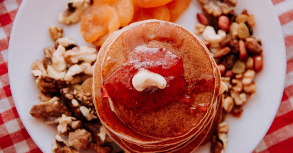 découvrez la recette parfaite de pancakes moelleux à souhait ! faciles à préparer, ces délicieuses crêpes américaines sont idéales pour un petit-déjeuner gourmand ou un brunch entre amis. servez-les avec du sirop d'érable, des fruits frais ou du chocolat fondu pour un moment inoubliable.