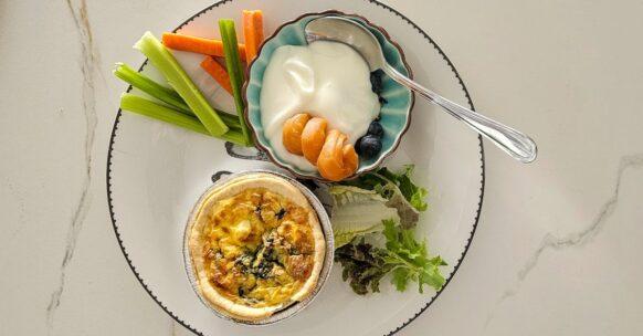 découvrez notre délicieuse tarte aux légumes, un plat savoureux et sain, parfait pour les repas en famille ou entre amis. réalisée avec des légumes frais et de saison, cette recette vous régalera par ses couleurs vibrantes et ses textures variées. idéale en entrée ou en plat principal, elle ravira les gourmets et les végétariens !