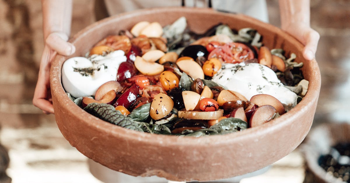 découvrez la burrata, un délice crémeux d'origine italienne, alliant une mozzarella délicate à un cœur de crème onctueuse. parfaite pour agrémenter vos salades, plateaux de fromages ou plats de pâtes, la burrata est un incontournable pour les amateurs de fromage. savourez son goût subtil et sa texture fondante qui étonneront vos papilles!