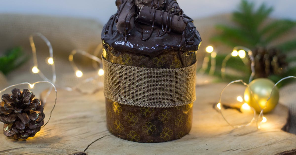 découvrez notre délicieuse bûche de noël au chocolat, une pâtisserie festive et riche en saveurs, parfaite pour célébrer les fêtes de fin d'année. réalisée avec un moelleux génois et une onctueuse ganache au chocolat, cette bûche ravira les gourmands et ajoutera une touche sucrée à votre table de noël.