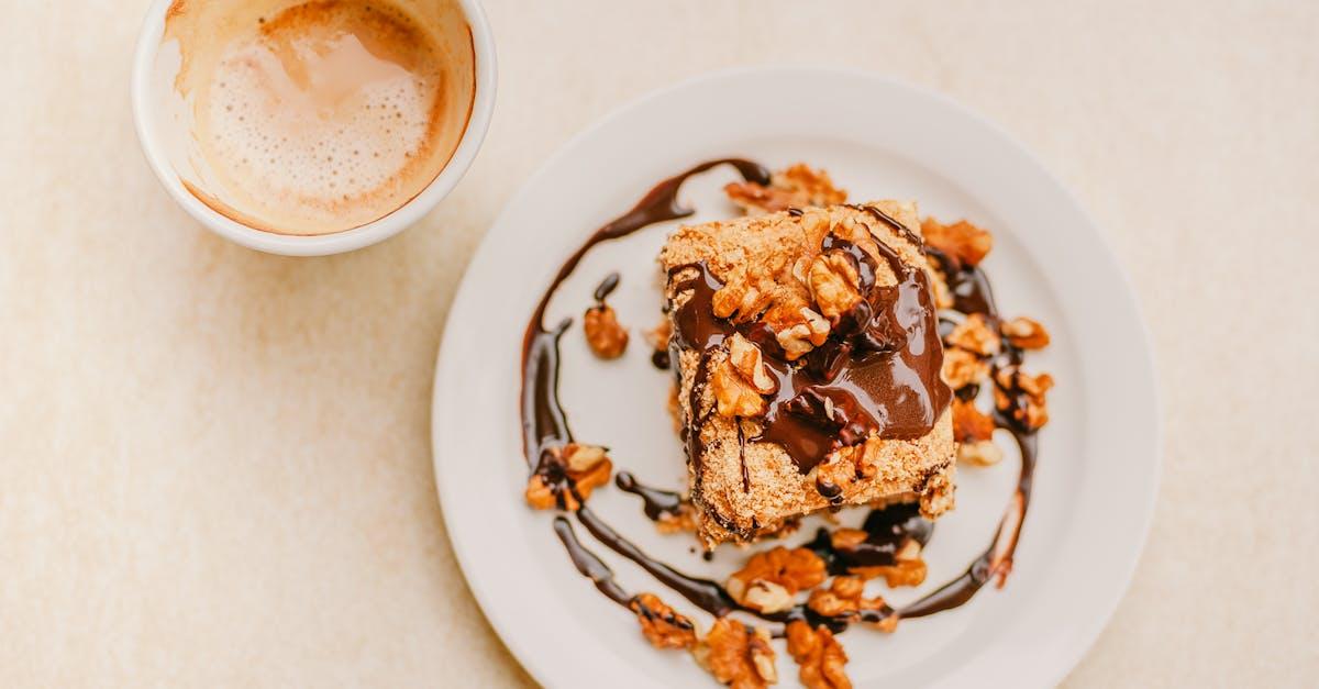 découvrez notre savoureuse recette de gâteau aux noix et au café sans cuisson ! parfait pour les amateurs de douceurs, ce dessert facile à préparer allie l'intensité du café et le croquant des noix pour un plaisir irrésistible à chaque bouchée.