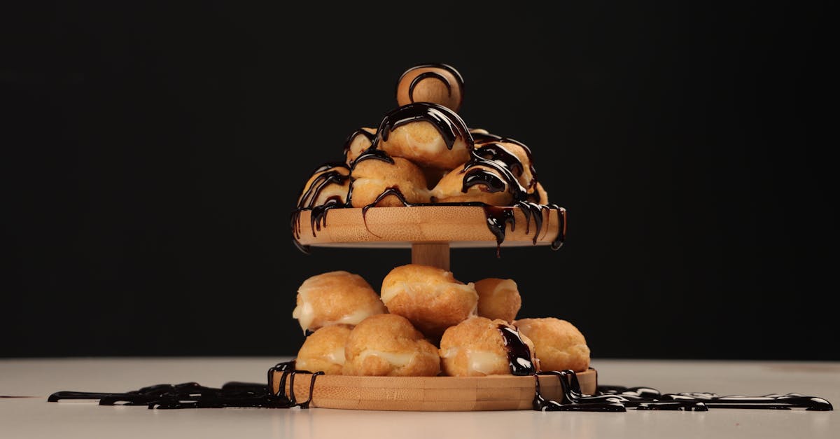 savourez des profiteroles délicieuses, ces petites pâtisseries fourrées de crème pâtissière et nappées de chocolat fondant. idéales pour un dessert ou un goûter, elles raviront vos papilles avec leur légèreté et leur goût irrésistible.
