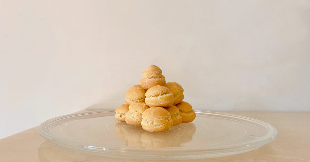 découvrez le délice des profiteroles, ces petites bouchées légères garnies de crème pâtissière et nappées de chocolat fondant. parfaites pour toutes les occasions, elles raviront vos papilles et émerveilleront vos invités.