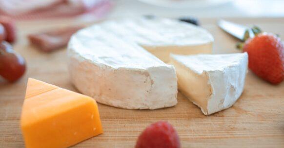 découvrez le brie, un fromage crémeux d'origine française, réputé pour sa croûte veloutée et son goût délicat. parfait en accompagnement d'un bon pain ou en plateau de fromages, il saura séduire les amateurs de gastronomie.