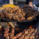 découvrez nos délicieuses brochettes de poulet, mariné et grillé à la perfection, idéales pour vos barbecues et repas en plein air. savourez des saveurs exquises et une texture tendre dans chaque bouchée.