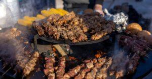 découvrez nos délicieuses brochettes de poulet, mariné et grillé à la perfection, idéales pour vos barbecues et repas en plein air. savourez des saveurs exquises et une texture tendre dans chaque bouchée.