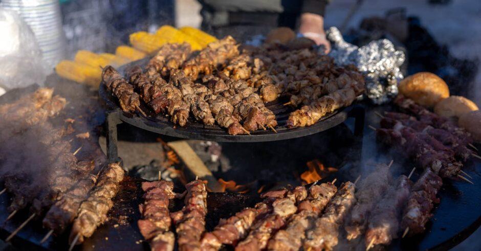 découvrez nos délicieuses brochettes de poulet, mariné et grillé à la perfection, idéales pour vos barbecues et repas en plein air. savourez des saveurs exquises et une texture tendre dans chaque bouchée.