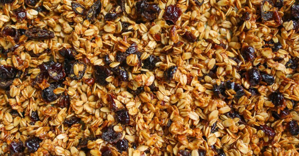 découvrez notre recette de granola fait maison, saine et délicieuse ! préparez un mélange parfait de flocons d'avoine, de fruits secs et de noix, idéal pour un petit déjeuner nutritif ou une collation gourmande. facile à réaliser, cette recette vous permettra de personnaliser votre granola selon vos goûts.