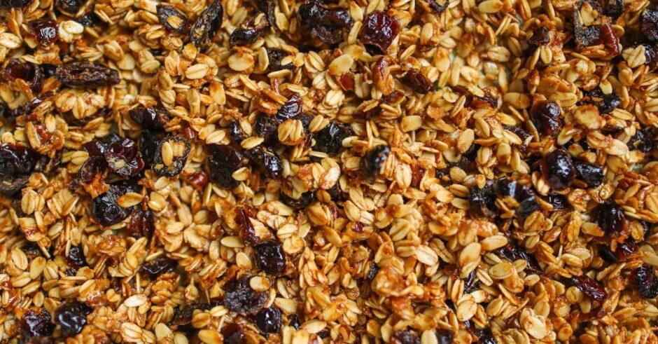 découvrez notre recette de granola fait maison, saine et délicieuse ! préparez un mélange parfait de flocons d'avoine, de fruits secs et de noix, idéal pour un petit déjeuner nutritif ou une collation gourmande. facile à réaliser, cette recette vous permettra de personnaliser votre granola selon vos goûts.