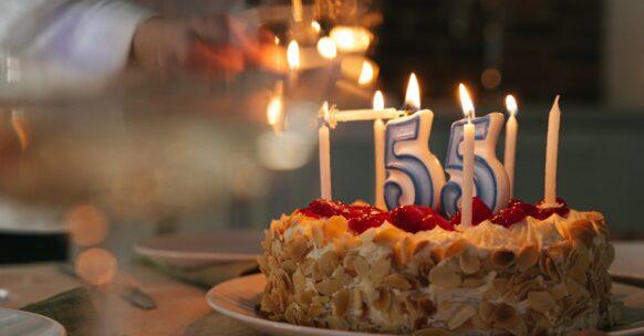 découvrez notre délicieux gâteau à la fraise en couches, une combinaison parfaite de génoise moelleuse, de crème légère et de fraises juteuses. idéal pour toute occasion, ce dessert gai et savoureux ravira vos invités et émerveillera vos papilles.