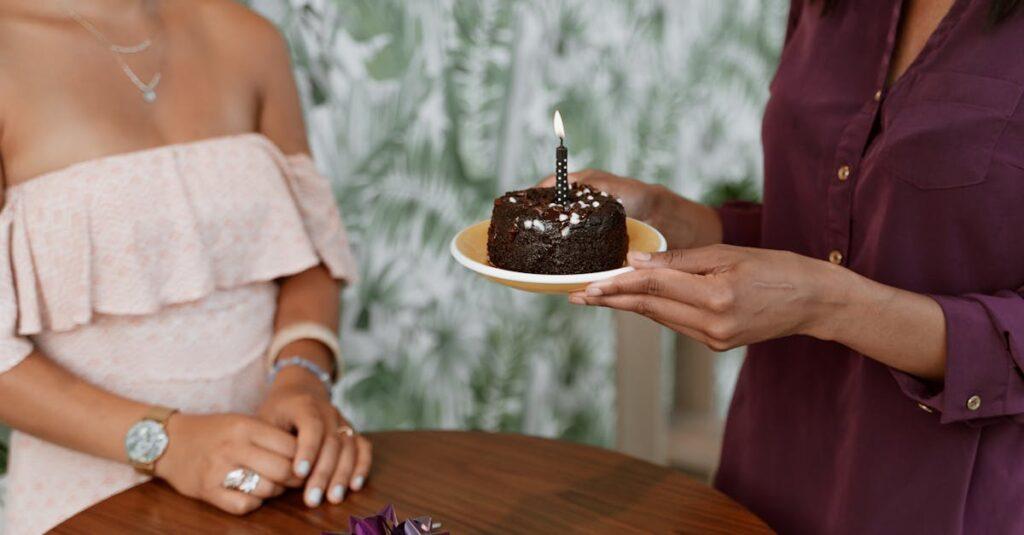 célébrez votre anniversaire avec un délicieux gâteau au chocolat, riche et moelleux, garni de crème onctueuse et décoré avec des éclats de chocolat. une douceur irrésistible qui ravira tous les amateurs de chocolat !
