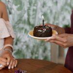 célébrez votre anniversaire avec un délicieux gâteau au chocolat, riche et moelleux, garni de crème onctueuse et décoré avec des éclats de chocolat. une douceur irrésistible qui ravira tous les amateurs de chocolat !