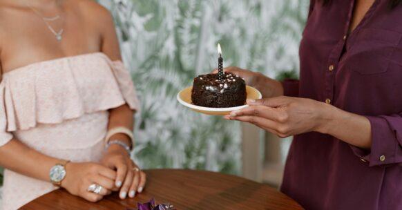 célébrez votre anniversaire avec un délicieux gâteau au chocolat, riche et moelleux, garni de crème onctueuse et décoré avec des éclats de chocolat. une douceur irrésistible qui ravira tous les amateurs de chocolat !