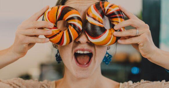 découvrez l'univers savoureux des bagels, ces délicieuses petites boules de pâte moelleuses, garnies de vos ingrédients favoris. idéales pour un petit-déjeuner rapide ou un déjeuner gourmand, nos bagels sont préparés avec soin pour ravir vos papilles à chaque bouchée.