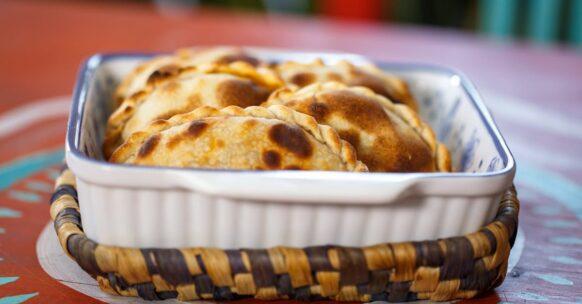 découvrez les empanadas, délicieuses pâtisseries fourrées originaires d'amérique latine. apprenez à les préparer chez vous avec des recettes authentiques et savoureuses, idéales pour tous les goûts. parfaites pour un apéritif, un repas ou un encas, les empanadas raviront vos convives.