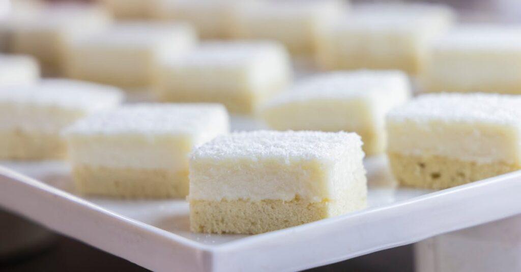 découvrez un délicieux gâteau en couches au chocolat et à la noix de coco, alliant la richesse du chocolat fondant à la douceur de la noix de coco, parfait pour toutes les occasions. un régal pour les amateurs de desserts gourmands!