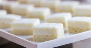 découvrez un délicieux gâteau en couches au chocolat et à la noix de coco, alliant la richesse du chocolat fondant à la douceur de la noix de coco, parfait pour toutes les occasions. un régal pour les amateurs de desserts gourmands!