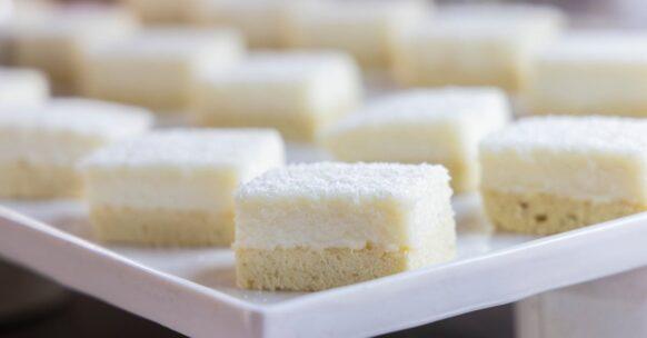 découvrez un délicieux gâteau en couches au chocolat et à la noix de coco, alliant la richesse du chocolat fondant à la douceur de la noix de coco, parfait pour toutes les occasions. un régal pour les amateurs de desserts gourmands!