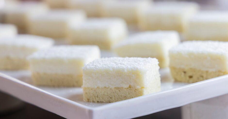 découvrez un délicieux gâteau en couches au chocolat et à la noix de coco, alliant la richesse du chocolat fondant à la douceur de la noix de coco, parfait pour toutes les occasions. un régal pour les amateurs de desserts gourmands!