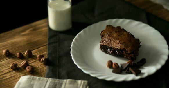découvrez notre délicieux gâteau aux prunes et noisettes, alliant la douceur des fruits juteux à la richesse des noisettes croquantes. parfait pour les occasions spéciales ou un dessert réconfortant.