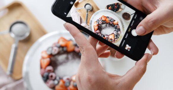 découvrez notre délicieuse recette de gâteau à la nectarine et à la framboise, un dessert fruité et savoureux qui ravira vos papilles. avec des ingrédients frais et une préparation simple, régalez-vous avec ce mélange parfait de douceur et d'acidité. idéal pour les occasions spéciales ou un plaisir gourmand quotidien !