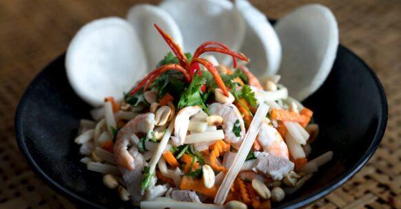 découvrez notre tartare de crevettes épicées, un plat savoureux alliant fraîcheur et caractère. parfait pour les amateurs de fruits de mer, cette recette audacieuse éveillera vos papilles avec ses épices délicates et sa texture fondante. une entrée raffinée qui apporte une touche originale à vos repas.