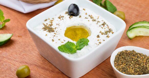 découvrez la recette authentique du tzatziki, une délicieuse sauce grecque à base de yaourt, concombre et ail. parfaite pour accompagner vos plats méditerranéens ou comme apéritif rafraîchissant, le tzatziki est un incontournable de la cuisine estivale.