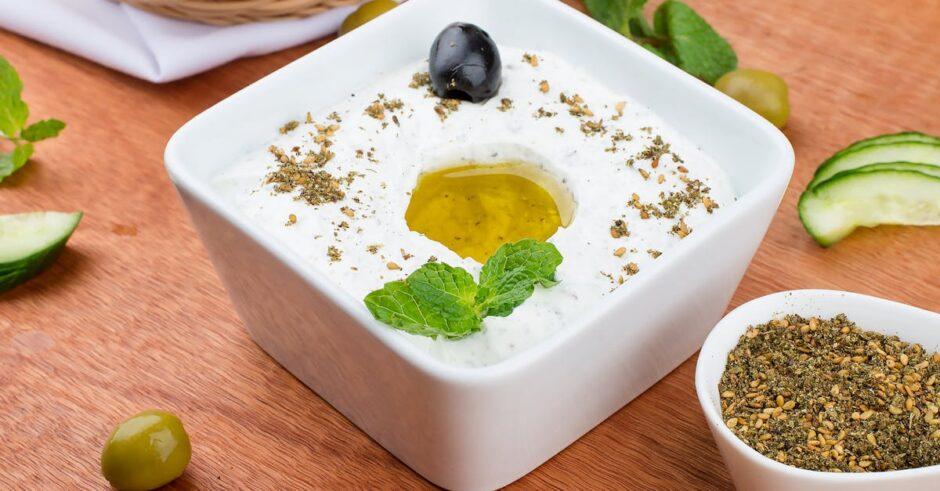 découvrez la recette authentique du tzatziki, une délicieuse sauce grecque à base de yaourt, concombre et ail. parfaite pour accompagner vos plats méditerranéens ou comme apéritif rafraîchissant, le tzatziki est un incontournable de la cuisine estivale.