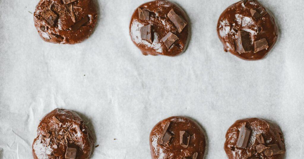découvrez la recette parfaite de cookies aux pépites de chocolat, croustillants à l'extérieur et fondants à l'intérieur. idéaux pour toutes les occasions, ces biscuits gourmands raviront les petits et les grands amateurs de douceur.