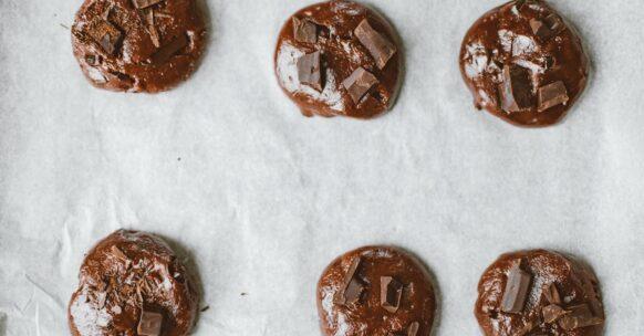 découvrez la recette parfaite de cookies aux pépites de chocolat, croustillants à l'extérieur et fondants à l'intérieur. idéaux pour toutes les occasions, ces biscuits gourmands raviront les petits et les grands amateurs de douceur.