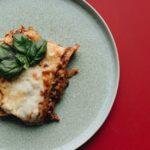 découvrez notre délicieuse recette de lasagne, un plat traditionnel italien qui allie des couches de pâtes, de viande savoureuse, de sauce tomate et de fromage fondu. parfaite pour un repas convivial en famille ou entre amis !