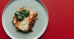 découvrez notre délicieuse recette de lasagne, un plat traditionnel italien qui allie des couches de pâtes, de viande savoureuse, de sauce tomate et de fromage fondu. parfaite pour un repas convivial en famille ou entre amis !