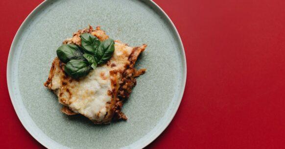 découvrez notre délicieuse recette de lasagne, un plat traditionnel italien qui allie des couches de pâtes, de viande savoureuse, de sauce tomate et de fromage fondu. parfaite pour un repas convivial en famille ou entre amis !