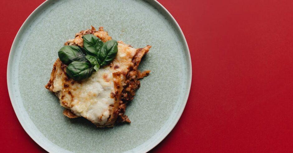 découvrez notre délicieuse recette de lasagne, un plat traditionnel italien qui allie des couches de pâtes, de viande savoureuse, de sauce tomate et de fromage fondu. parfaite pour un repas convivial en famille ou entre amis !