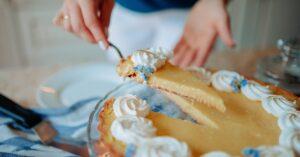 découvrez notre délicieuse tarte au citron, une combinaison parfaite de douceur et d'acidité. cette pâtisserie classique est préparée avec une croûte bien dorée et une crème citron savoureuse, idéale pour un dessert raffiné. un vrai régal pour les amateurs de desserts fruités !