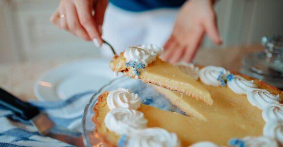 découvrez notre délicieuse tarte au citron, une combinaison parfaite de douceur et d'acidité. cette pâtisserie classique est préparée avec une croûte bien dorée et une crème citron savoureuse, idéale pour un dessert raffiné. un vrai régal pour les amateurs de desserts fruités !