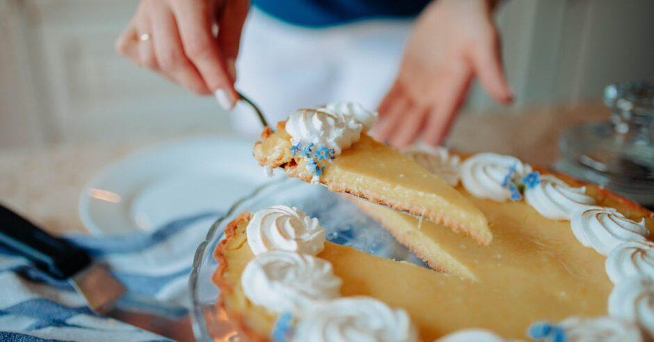 découvrez notre délicieuse tarte au citron, une combinaison parfaite de douceur et d'acidité. cette pâtisserie classique est préparée avec une croûte bien dorée et une crème citron savoureuse, idéale pour un dessert raffiné. un vrai régal pour les amateurs de desserts fruités !