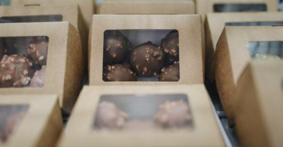 découvrez la délicieuse fusion de la douceur des meringues et de la richesse des noisettes. ces meringues aux noisettes vous séduiront par leur croustillant léger et leur goût irrésistible. parfaites pour accompagner un café ou comme friandise, elles apporteront une touche gourmande à vos occasions spéciales.
